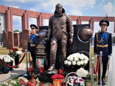В Мытищах открыли памятник Алексею Леонову