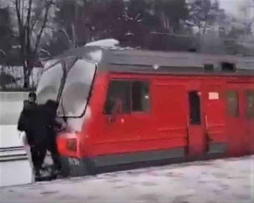 Двое зацеперов попали на видео на станции в Раменском