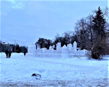 В Жуковском достраивают снежную крепость
