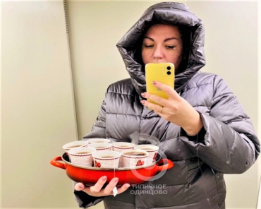 В Одинцове девушка вынесла чай и конфеты уборщикам снега