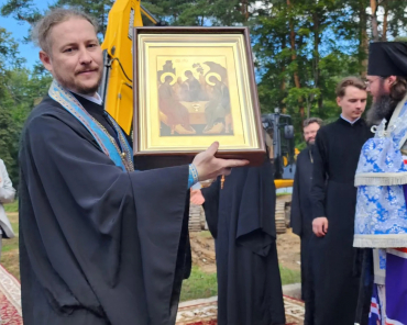 Икону из Сергиева Посада передали в новый храм в Мытищи