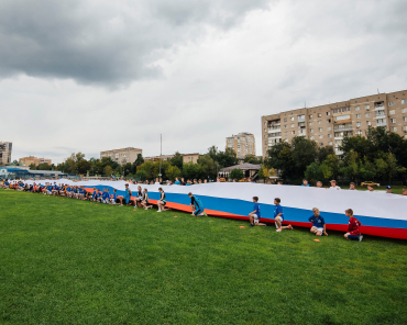 Огромный триколор развернули в Пушкино в День флага России
