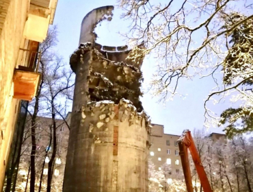 Заброшенную водонапорную башню демонтировали в Монине