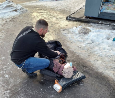 В Люберцах прохожий помог упавшей на льду женщине