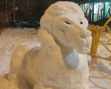 Зима в Подмосковье: снежный лев и забота о птицах