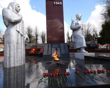 Андрей Воробьёв возложил цветы к памятнику в Лотошине