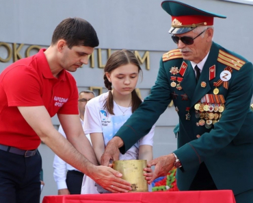 Гильзу с землёй Донбасса передали ветеранам Волоколамска
