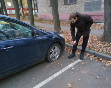 В Пушкино ночью пробили колёса 15 автомобилей