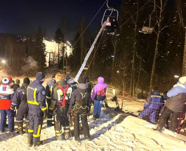 ЧП в Дмитрове: людей эвакуировали с 9-метровой высоты