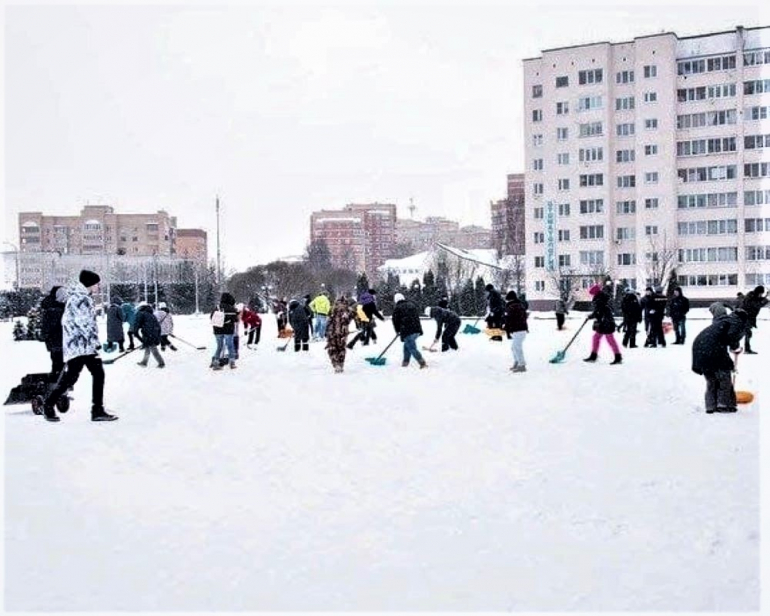 Жители Подмосковья вышли на зимние субботники