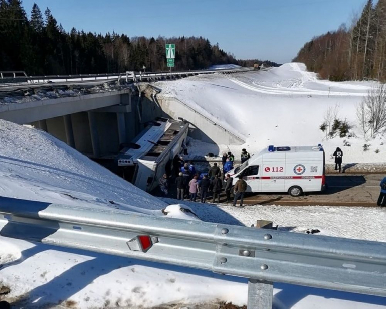 Рейсовый автобус упал с эстакады под Волоколамском