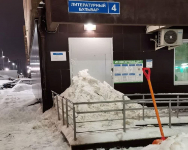 В Ленинском округе жители засыпали снегом двери своей УК