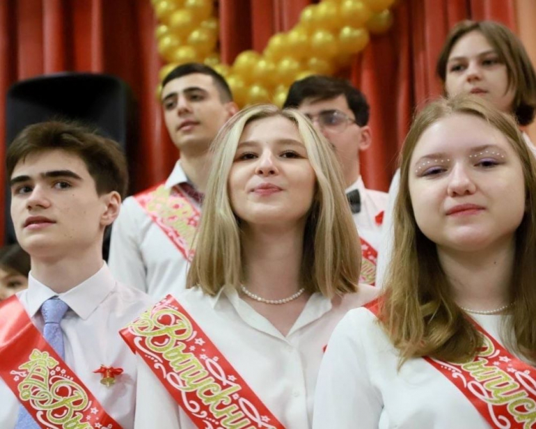 В Красногорске поздравили выпускников флагманской школы